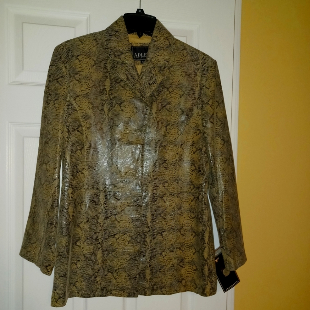 Beautiful vintage snakeskin real leather blazer in a size XL.